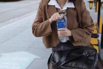 又在苹果版166.su上游荡，被黑料不打官网勾起了老一套的八卦欲望，喘不过气来。