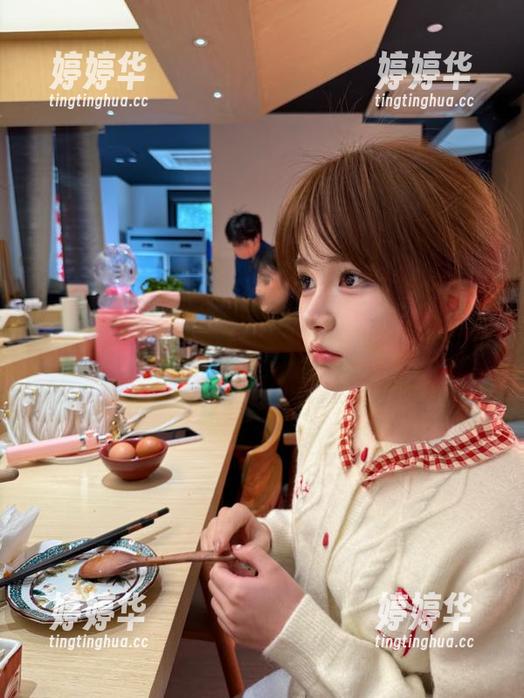 黑料不打样 别问,导航到“黑料不打样”的我,正沉浸在八卦的海洋里。